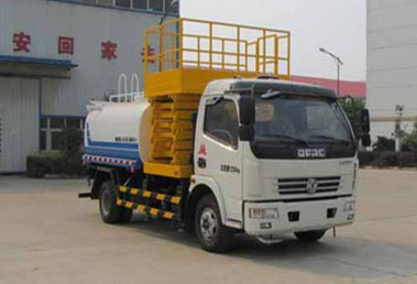 多功能灑水車——東風(fēng)多利卡升降平臺(tái)灑水車